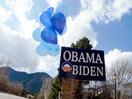 Obama Biden sign with balloons