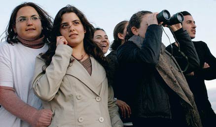 israelis-watch-gaza-invasion